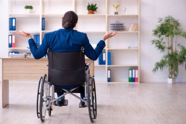 Ofiste çalışan engelli genç bir çalışan.