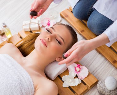 Salondaki spa prosedürü sırasında genç bir kadın.