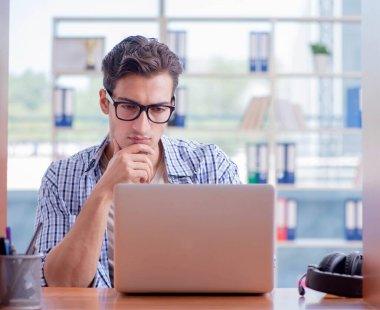 Öğrenci evde çalışıyor, sınava hazırlanıyor.