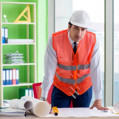 Adam mimar proje üzerinde çalışıyor.