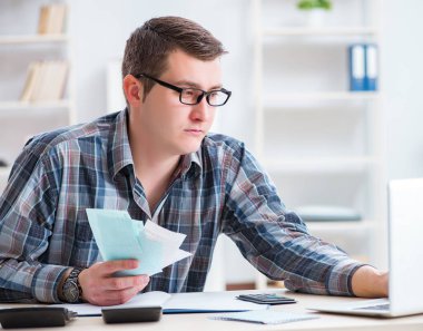 Genç adam evinde ve vergi borçlarında hayal kırıklığına uğradı.