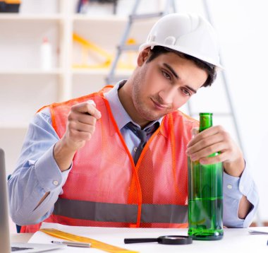 Atölyede çalışan sarhoş mühendis.