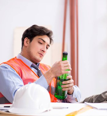 Atölyede çalışan sarhoş mühendis.