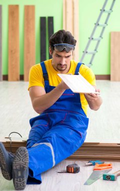 Profesyonel müteahhit evde döşeme döşemesi yapıyor.