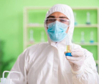 Laboratuvarda yeni bir deney üzerinde çalışan kimyager.