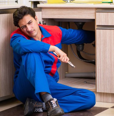 Mutfaktaki lavabo tamir ediliyor.