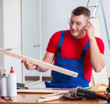 Müteahhit atölyede çalışıyor.