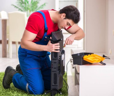 Profesyonel tamir mühendisi bozuk televizyonu tamir ediyor.