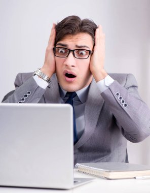 Ofiste çalışan mutsuz iş adamı