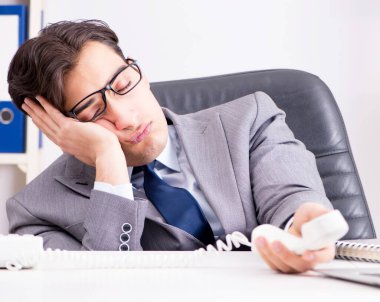 Ofiste çalışan mutsuz iş adamı