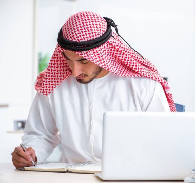 Ofiste çalışan Arap işadamı.