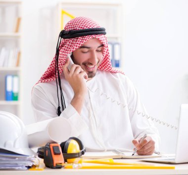 Arap mühendis yeni proje üzerinde çalışıyor