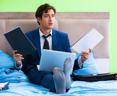 Otel odasında çalışan bir iş adamı.