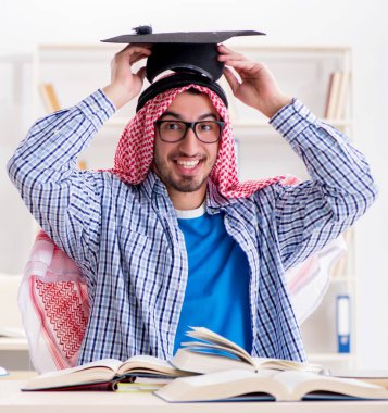 Üniversite sınavlarına hazırlanan Arap öğrenci