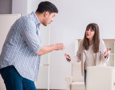 Kadın, aile içi çatışma sırasında erkeği evden çıkartıyor.