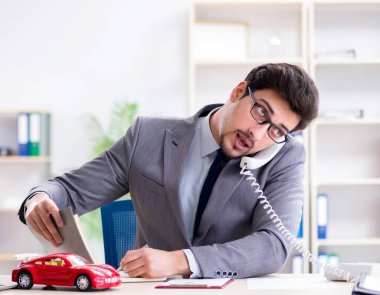 Ajan araba sigortası öneriyor.