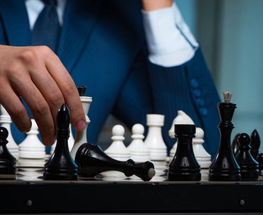 İş adamı strateji konseptinde satranç oynuyor