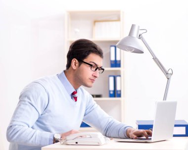 Masada çalışan yakışıklı bir işadamı.