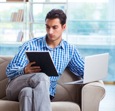 Bilgisayarlı beyaz öğrenci üniversite sınavlarına hazırlanıyor.