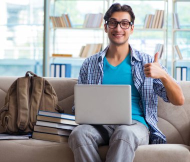 Bilgisayarlı beyaz öğrenci üniversite sınavlarına hazırlanıyor.