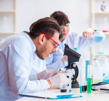 Laboratuvarda çalışan kimyagerler.