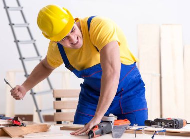 Kat tamircisi işinden memnun değil.