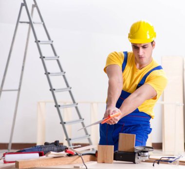 Kat tamircisi işinden memnun değil.