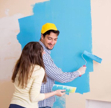 Karı koca evlerinde tadilat yapıyorlar.