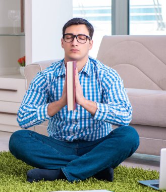 Öğrenci meditasyonu ve üniversite sınavlarına hazırlanma