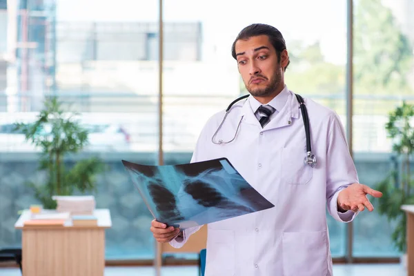 Jonge mannelijke arts radioloog werkzaam in de kliniek — Stockfoto