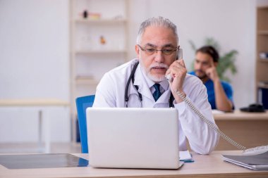 Klinikte çalışan iki doktor.