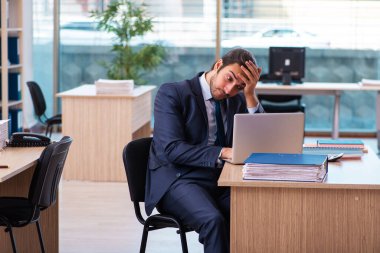 Ofiste çalışan genç bir erkek.