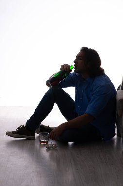 Genç adam alkolizmden muzdarip.