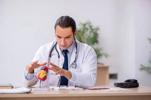 Ung manlig läkare föreläsare kardiolog arbetar på kliniken — Stockfoto
