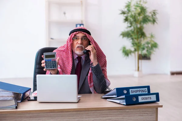Man arabische boekhouder zeer moe met een overmatig werk — Stockfoto
