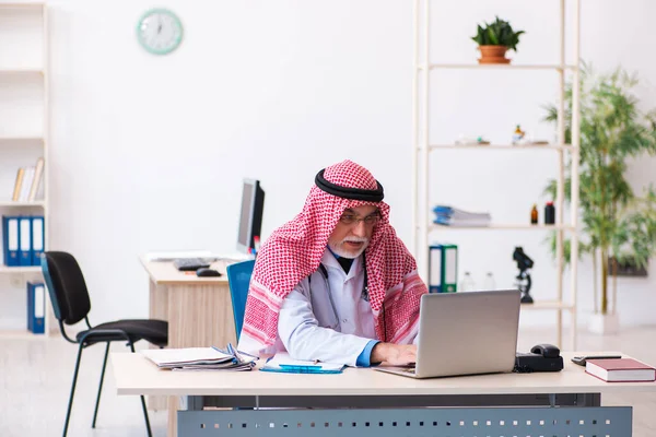 Vecchio medico arabo maschio che lavora in clinica — Foto Stock