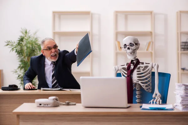 Dead employee working in the office — Stock Photo, Image