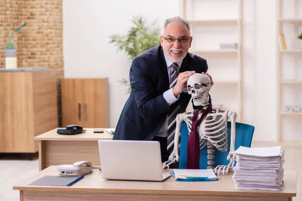 Employé décédé travaillant dans le bureau — Photo