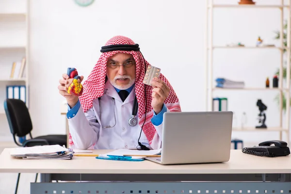 Old male arab doctor cardiologist working in the clinic — Stock Photo, Image