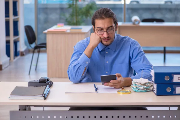 Joven contable masculino en concepto de planificación presupuestaria —  Fotos de Stock