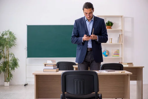 Joven profesor masculino delante de la pizarra verde — Foto de Stock