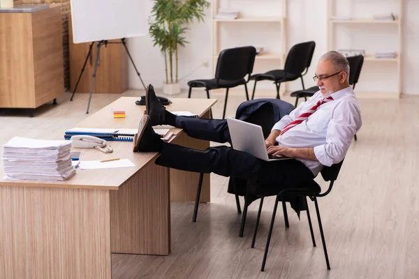 Vieil homme d'affaires employé assis dans le bureau — Photo