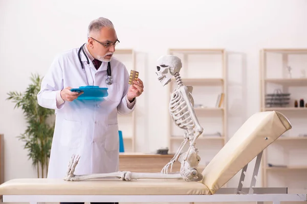 Dode patiënt bezoekt oude mannelijke arts — Stockfoto
