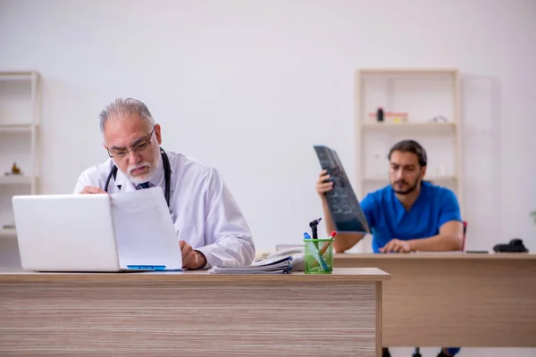 Zwei Ärzte arbeiten in der Klinik — Stockfoto