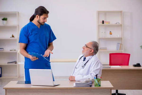 Klinikte çalışan iki doktor. — Stok fotoğraf