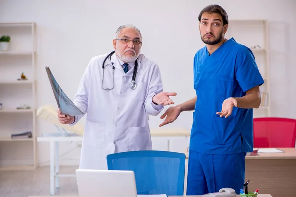 Twee artsen die in de kliniek werken — Stockfoto