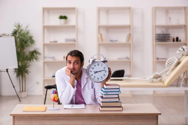 Junge männliche Doktorandin im Zeitmanagement-Konzept — Stockfoto