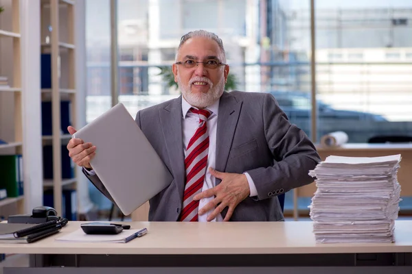 Betagter Geschäftsmann arbeitet im Büro — Stockfoto