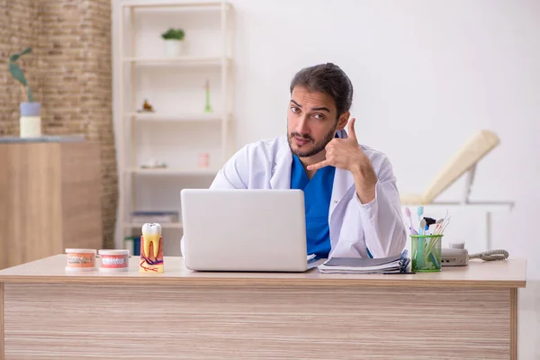 Mladý mužský odontolog v telemedicínském pojetí — Stock fotografie