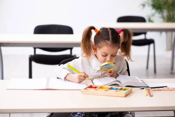 Menina pequena no conceito de desenvolvimento inicial — Fotografia de Stock